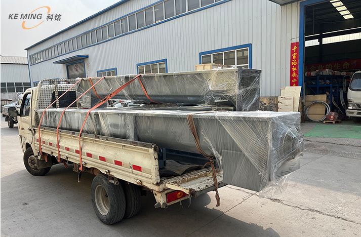 螺旋輸送機(jī)分為有軸和無軸；可以水平、傾斜和垂直輸送